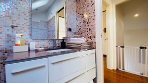 Combined shower/bathtub, bidet