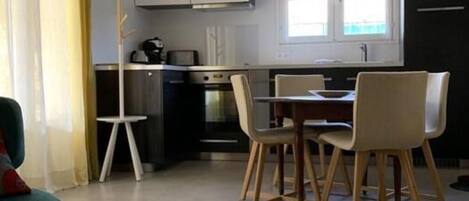 Frigorífico, microondas, placa de cocina y lavavajillas