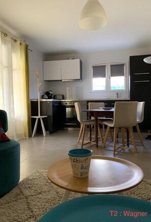 Réfrigérateur, micro-ondes, plaque de cuisson, lave-vaisselle