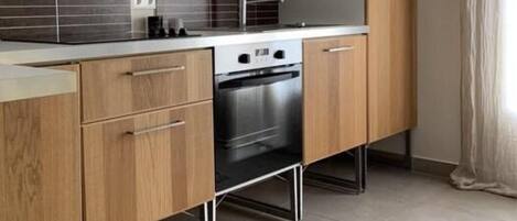 Refrigerador, microondas, placa de cocina, lavavajillas