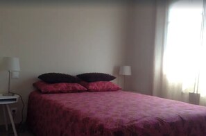 1 chambre, lit parapluie, Wi-Fi gratuit, draps fournis