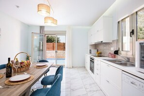 Kühlschrank, Mikrowelle, Ofen, Geschirrspüler