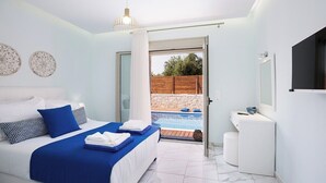Een moderne slaapkamer met een bed, een klein nachtkastje, een spiegel en uitzicht op een buitenzwembad.