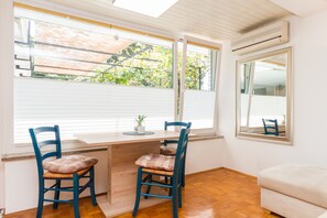 Apartment, Terrasse | Wohnbereich | LCD-Fernseher