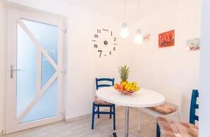 Apartment, Gartenblick | Essbereich im Zimmer