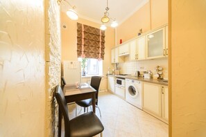 Refrigerador, microondas, parrilla de estufa y cafetera y tetera