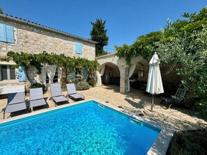 A stone building with a pool, outdoor seating, and greenery. - Villa Alisia, Wunderschönes Natursteinhaus mit Pool bei Pore? (Vizinada)