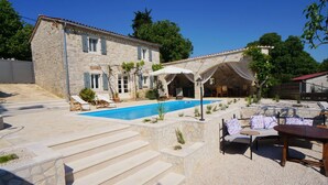 A stone house with a swimming pool, outdoor seating, and a staircase leading to the pool area. - Villa Alisia, Wunderschönes Natursteinhaus mit Pool bei Pore? (Vizinada)