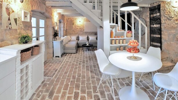 A modern interior with a brick floor, white furniture, and a staircase. - Villa Alisia, Wunderschönes Natursteinhaus mit Pool bei Pore? (Vizinada)