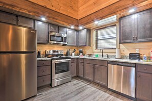 Fridge, microwave, stovetop, dishwasher - Pigeon Forge Cabin w/ Hot Tub: 1 Mi to Parkway (Pigeon Forge)