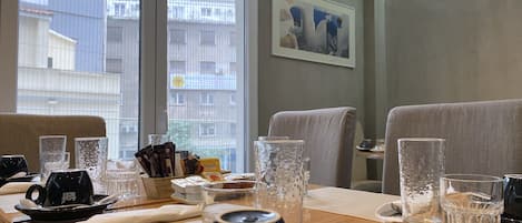 Desayuno continental (EUR 12 por persona)
