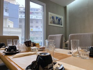 Petit déjeuner buffet (12 EUR par personne)