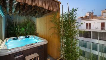 Deluxe Suite, 1 Bedroom, Non Smoking, Jetted Tub | Terrace/patio