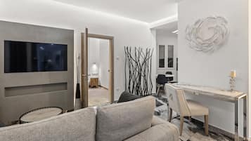 Deluxe Suite, 1 Bedroom, Non Smoking, Jetted Tub | Living room | Flat-screen TV