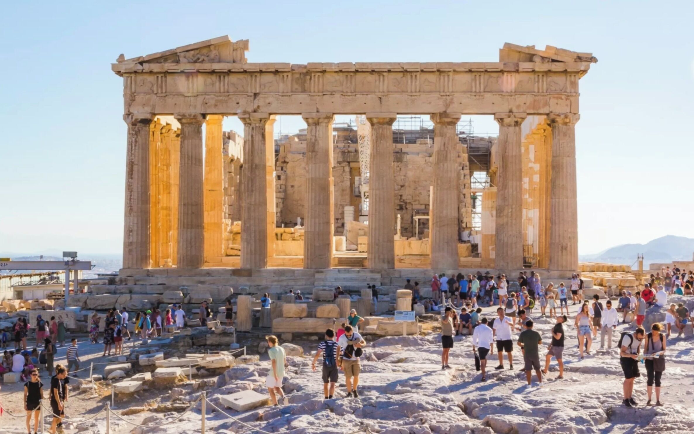 O Parthenon com turistas ao redor.
