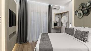 Deluxe Suite, 1 Bedroom, Non Smoking, Jetted Tub | 2 bedrooms, Egyptian cotton sheets, premium bedding, in-room safe