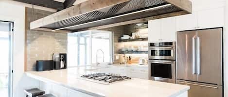 Refrigerador, microondas, horno y parrilla de estufa