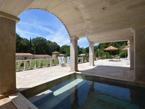 Una piscina al aire libre, una piscina climatizada