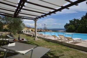A heated pool, pool loungers - Villa Le Querciolaie: three-bedded room (Monteverdi Marittimo)