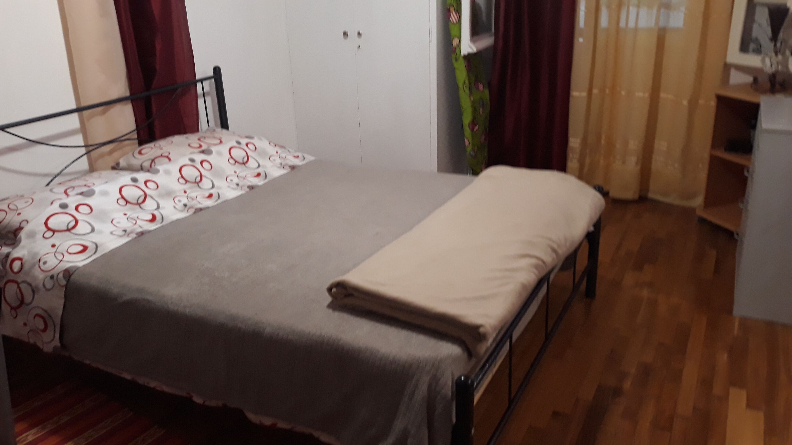 1 chambre, fer et planche à repasser, draps fournis