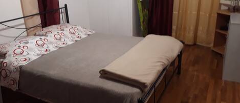 1 chambre, fer et planche à repasser, draps fournis