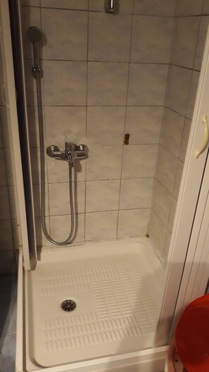 Casa | Bagno | Doccia, asciugacapelli, asciugamani, shampoo