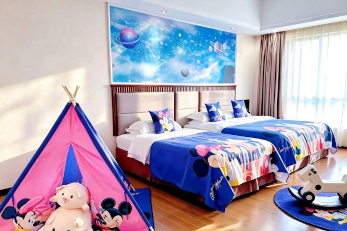 Family-friendly Family Room
