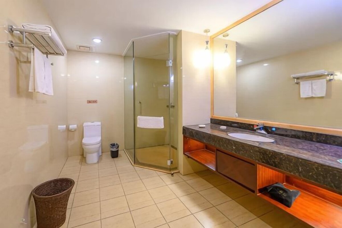 Ein Badezimmer mit Duschkabine, Waschbecken und Toilette.
