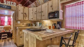 Réfrigérateur, micro-ondes, cafetiÚre/bouilloire