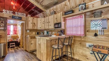 Réfrigérateur, micro-ondes, cafetiÚre/bouilloire