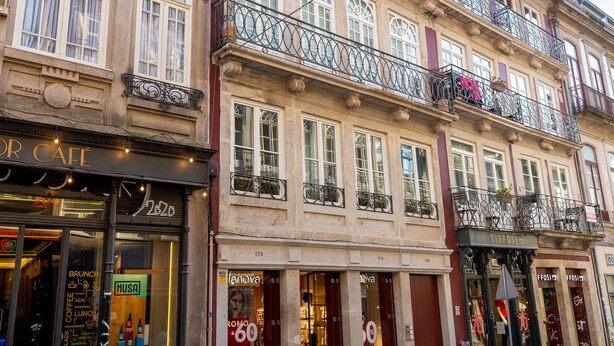 A street view with a cafe, a shop with a 'MUSA' sign, and a building with a balcony. - YOUROPO - Flores (Porto)