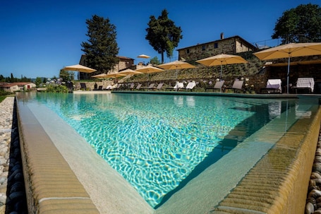 Una piscina al aire libre de temporada