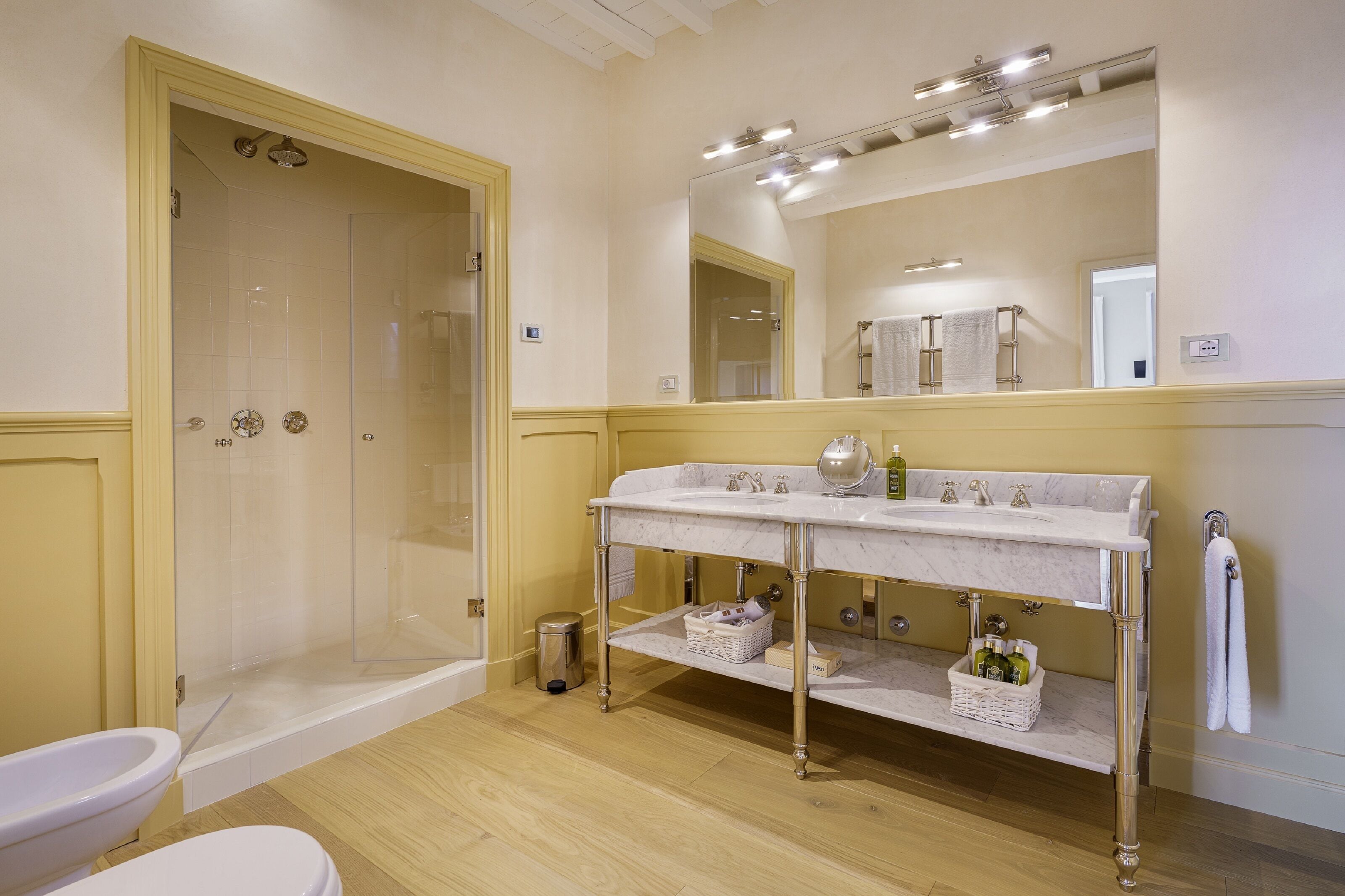 Un baño con bañera, lavamanos y espejo.