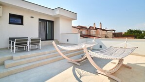A rooftop terrace with two hammocks, a pair of white chairs, and a small table. - Elegant Villa Dolcea with a swimming pool (Kaštel)