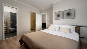 5 habitaciones, tabla de planchar con plancha, wifi y ropa de cama 