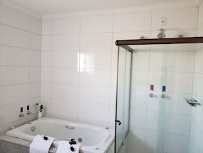 Luxury-Zimmer, Whirlpool | Badezimmer | Dusche, Handtücher