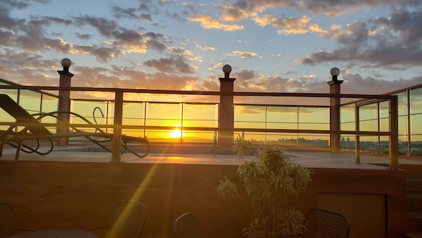 Outdoor pool, pool umbrellas, pool loungers - Grand`Enio Hotel e Cantina (Varginha)