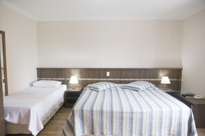 Deluxe-Zweibettzimmer | Minibar, Bügeleisen/Bügelbrett, kostenloses WLAN, Bettwäsche