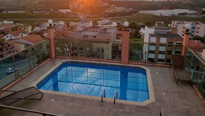 Outdoor pool, pool umbrellas, pool loungers - Grand`Enio Hotel e Cantina (Varginha)