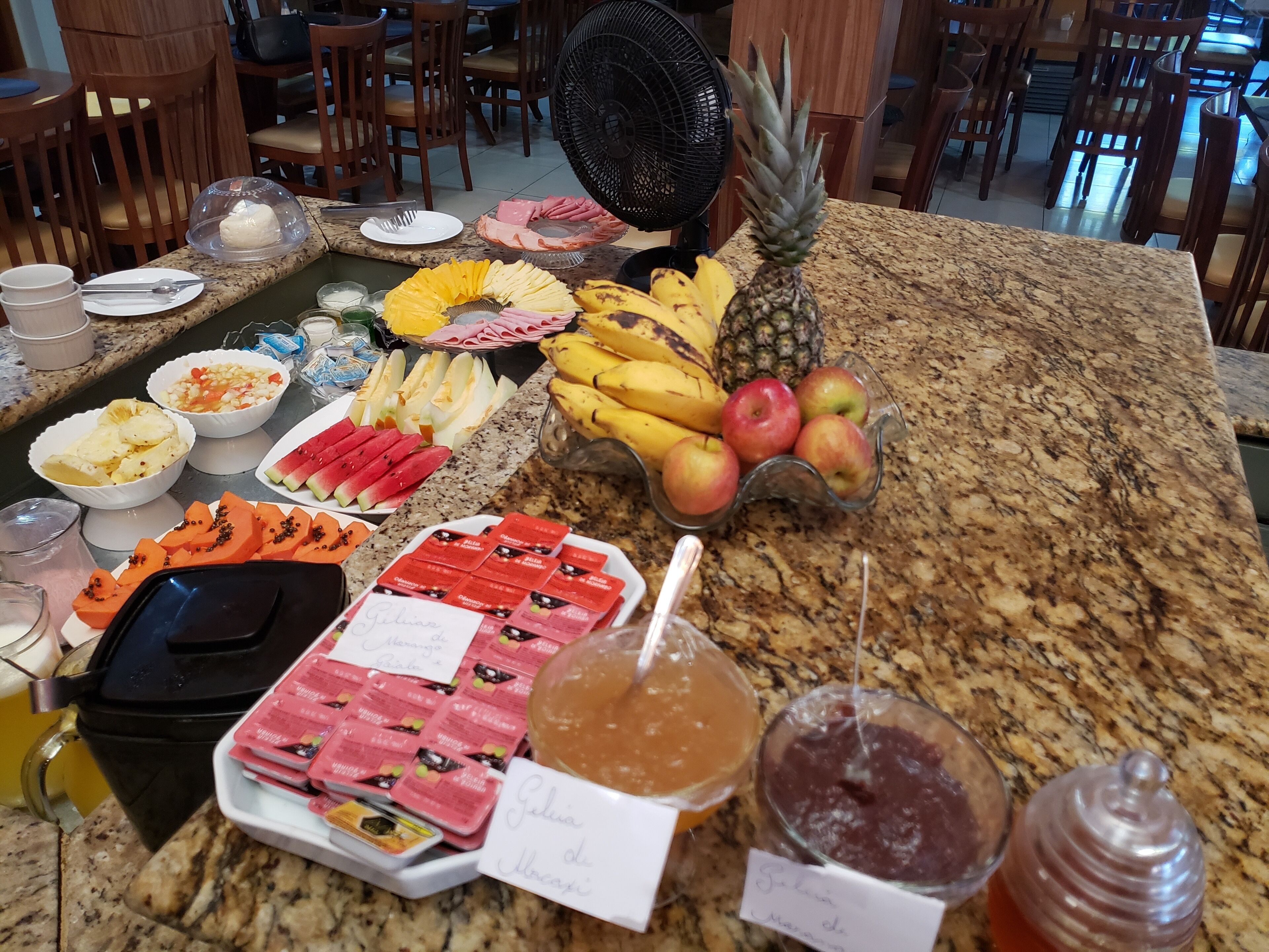 Café da manhã com buffet grátis todos os dias
