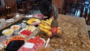 Free daily buffet breakfast  - Grand`Enio Hotel e Cantina (Varginha)