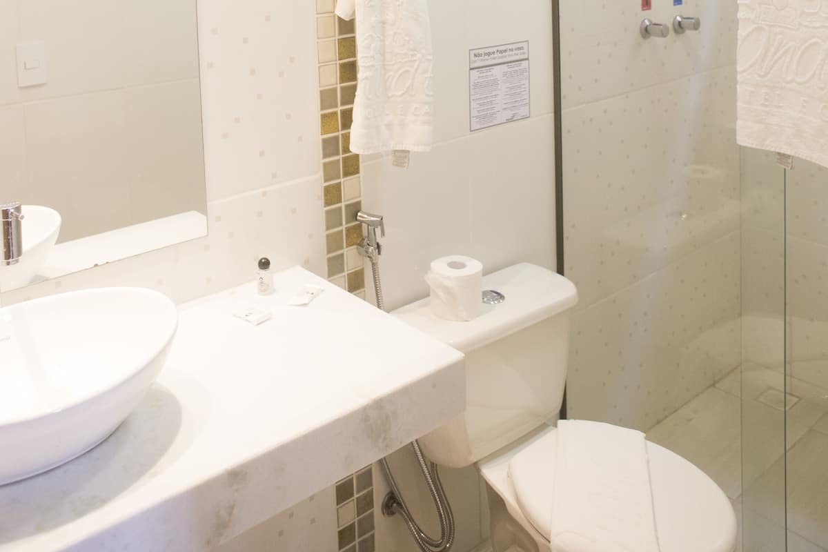 Economy-Zimmer | Badezimmer | Dusche, Handtücher