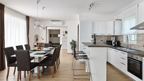 冰箱、微波炉、烤箱、炉灶