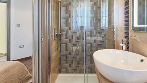 Douche, sèche-cheveux, serviettes fournies