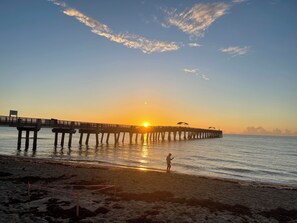 Nær stranden og solsenger
