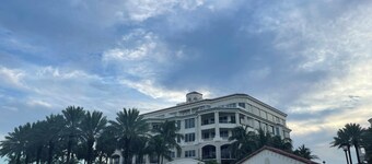 Ocean Retreat at the Historic District. 1.5mi to beach & 0.3mi to LWB Downtown