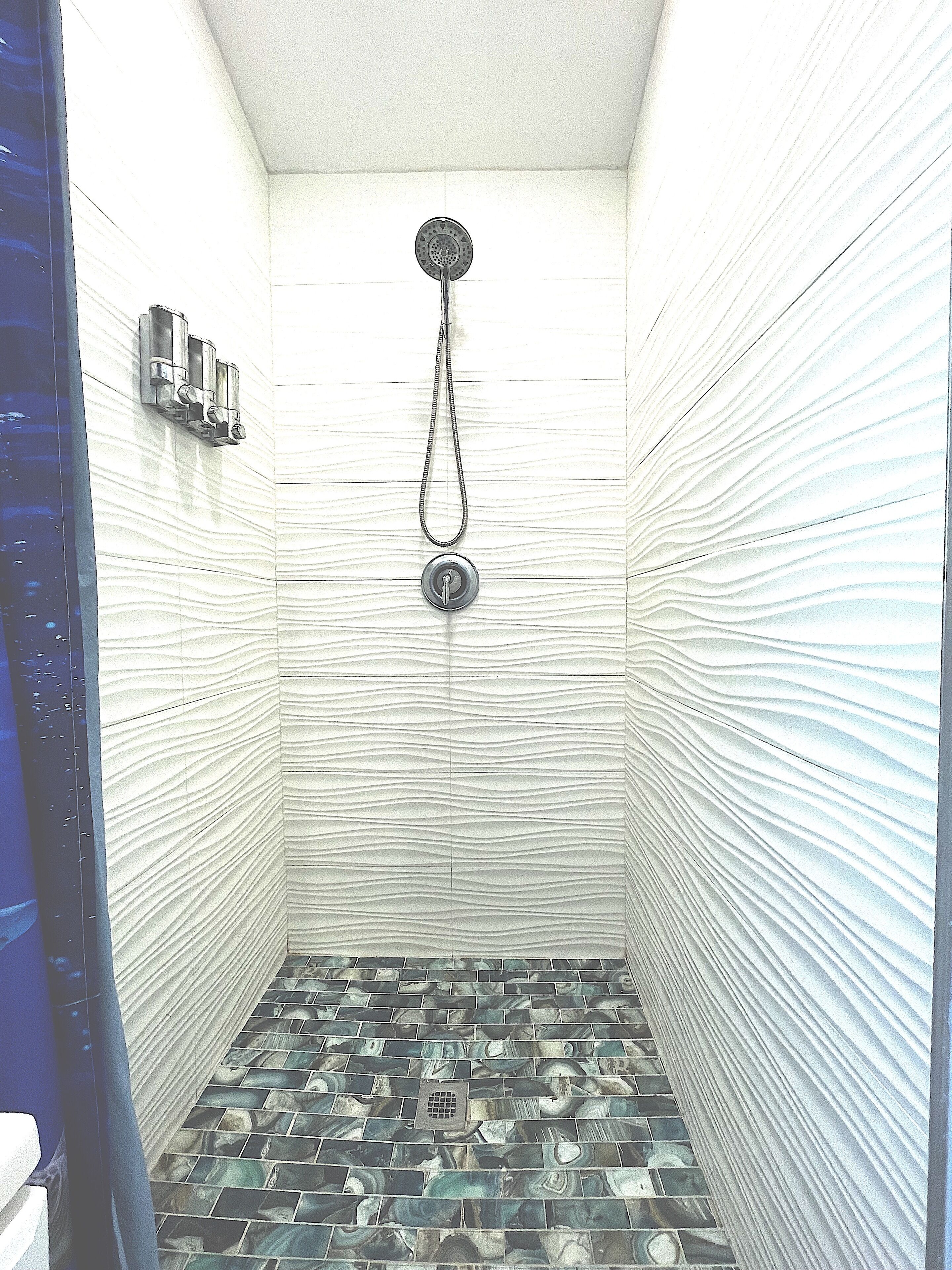 Ensemble douche/baignoire, sèche-cheveux, serviettes fournies, savon