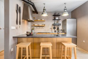 Kühlschrank, Ofen, Geschirrspüler, Wasserkocher mit Kaffee-/Teezubehör