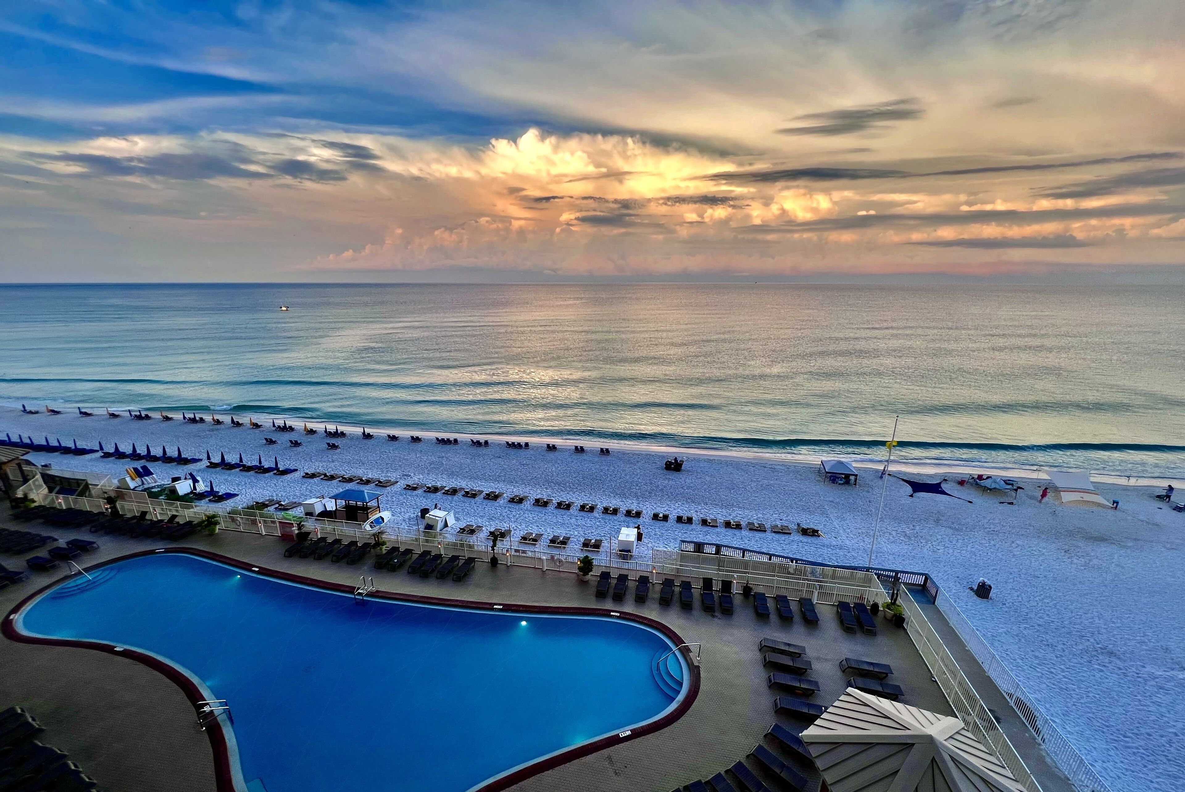 Utendørsbasseng og et oppvarmet basseng