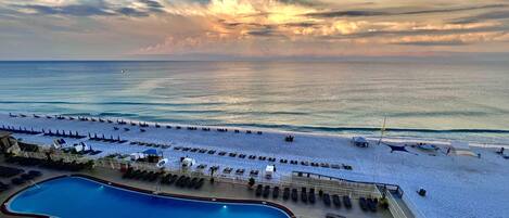 Una piscina al aire libre, una piscina climatizada